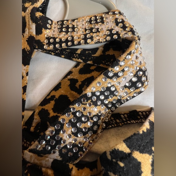 NWT Bebe fitted cut out shoulder crew neck top. Women’s S. Rhinestone design - Picture 5 of 7